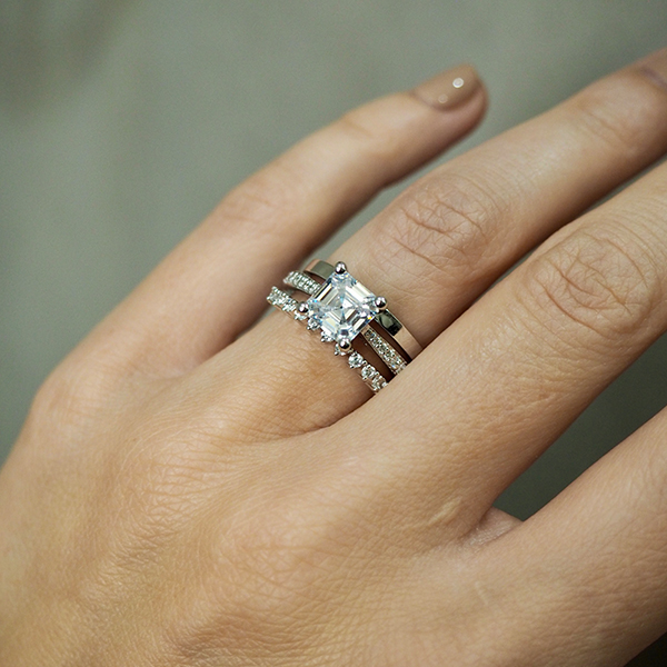 Engagement Oval Ring left image